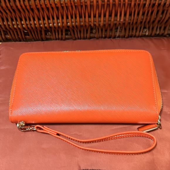 Chelmon Wristlet Zip Around Wallet. Multiple slots for cards/cash/miscellaneous - Picture 2 of 6